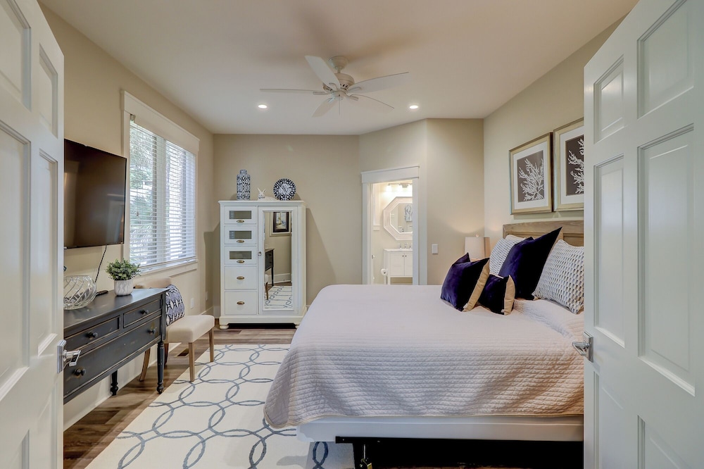 House, Multiple Beds, Kitchen, Pool View (10 Laughing Gull)