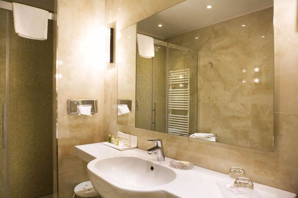 Double Room, Private Bathroom (King) - Photo 8