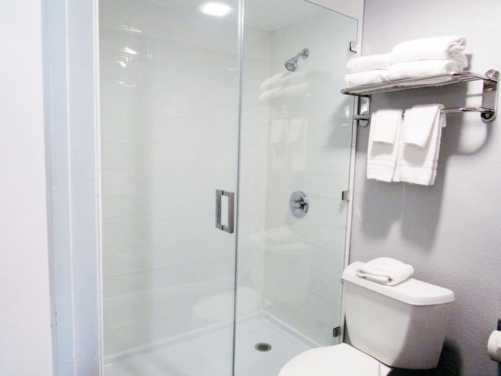 Standard Room, 2 Queen Beds (Queen Studio Non Smoking) photo 1