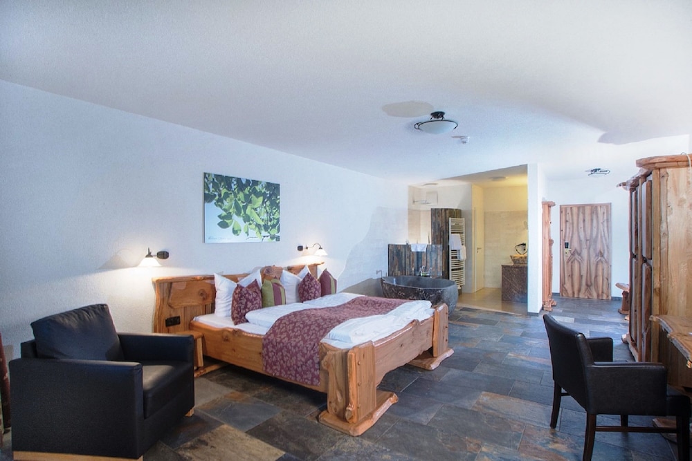 Comfort Double Room, 1 King Bed, Bathtub, Hill View photo 3