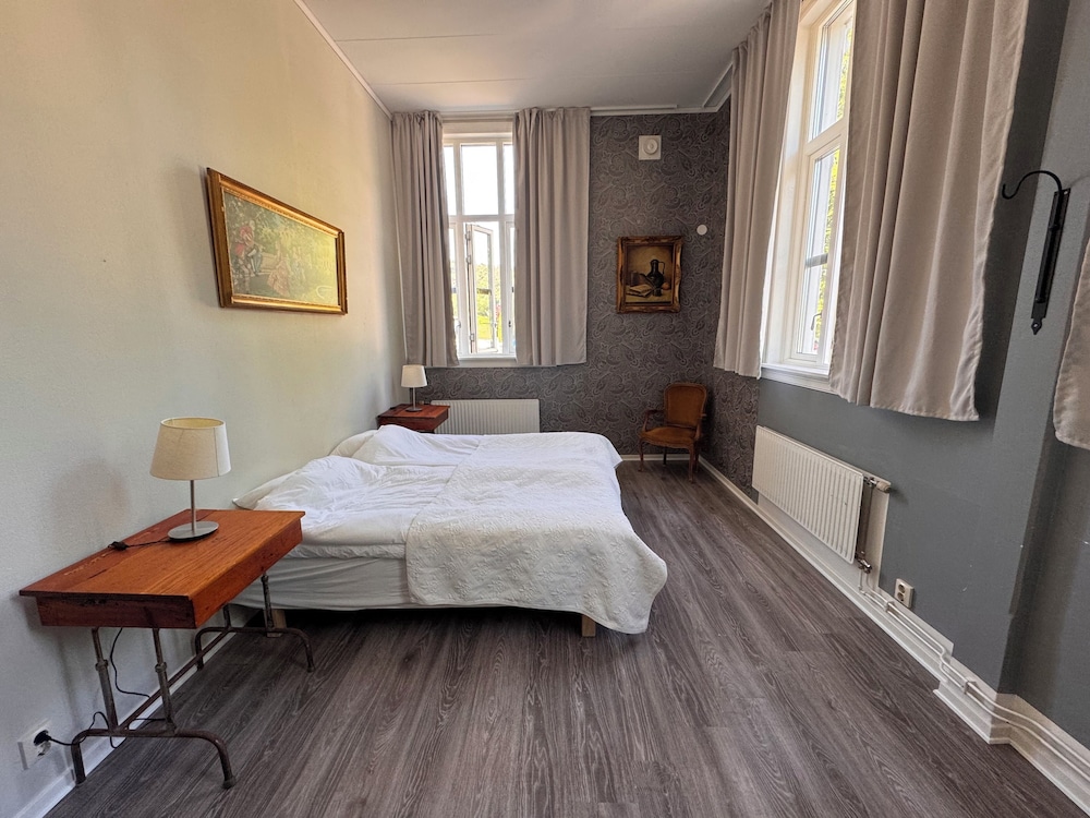 Basic Double Room, 2 Twin Beds, Shared Bathroom photo 1