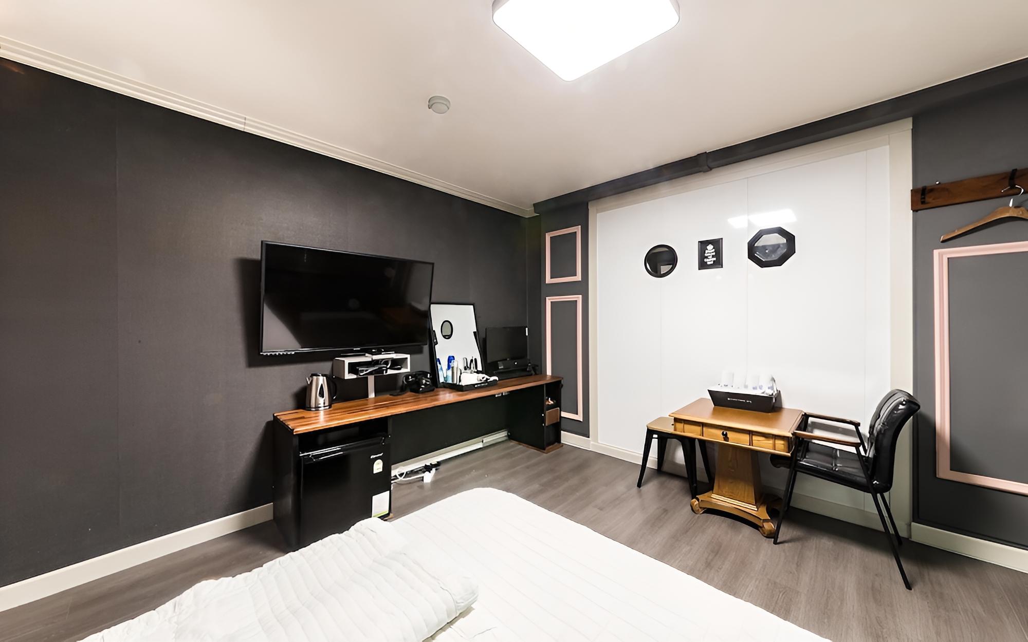 Room (Standard Room) - Photo 18
