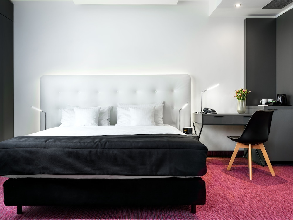 Premium Room, 1 Double Bed, Non Smoking, Refrigerator - Photo 5
