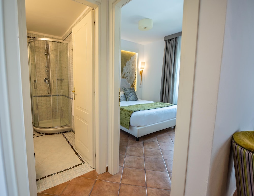 Family Room, 2 Bedrooms, Garden View - Photo 5