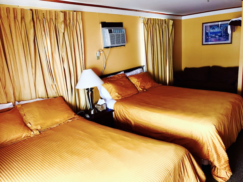 2 Queen Beds with sofa bed, Balcony with partial view photo 1