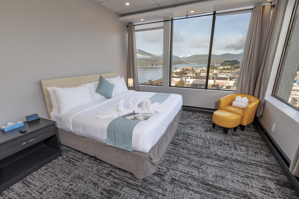Standard Room, 1 King Bed, Balcony, Partial Ocean View - Photo 4