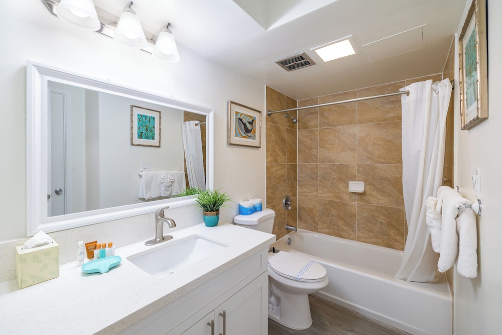 High Floor Ocean View Condo w/ 2 Beds and Parking: Family Condo, 1 Bedroom, Balcony, Partial Ocean View (0115) photo
