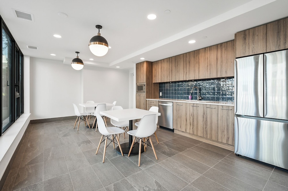 Deluxe Condo, 2 Bedrooms, Lake View, Lakeside photo 1