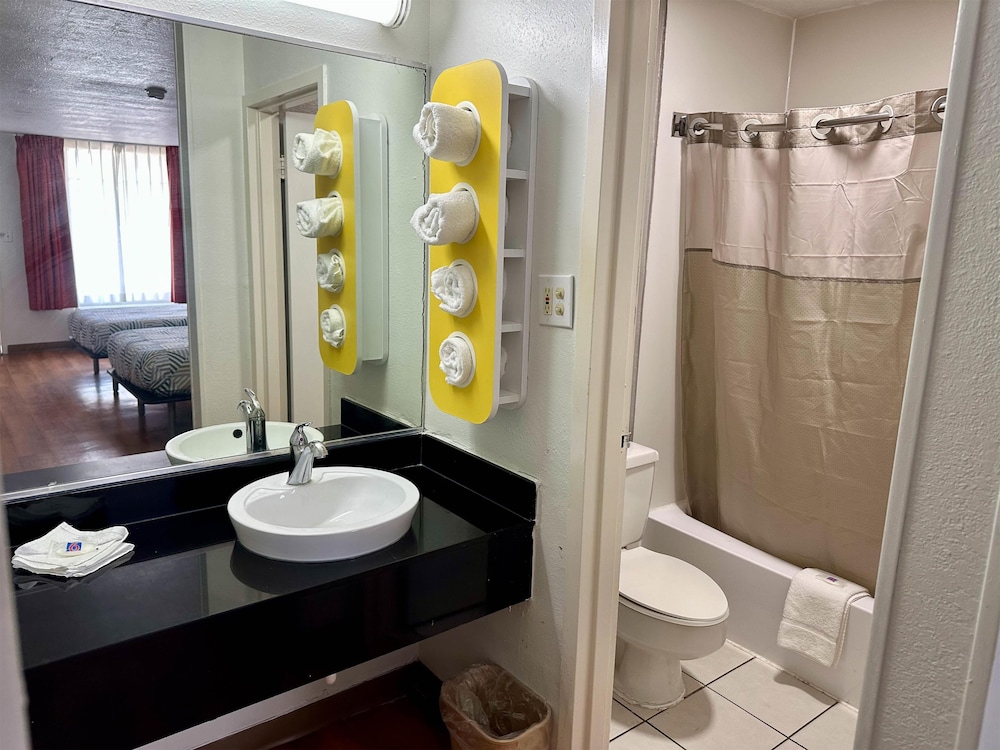 Standard Room, 2 Double Beds, Smoking - Photo 6