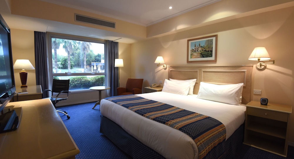 Standard Room, 1 King Bed (View) thumbnail 5