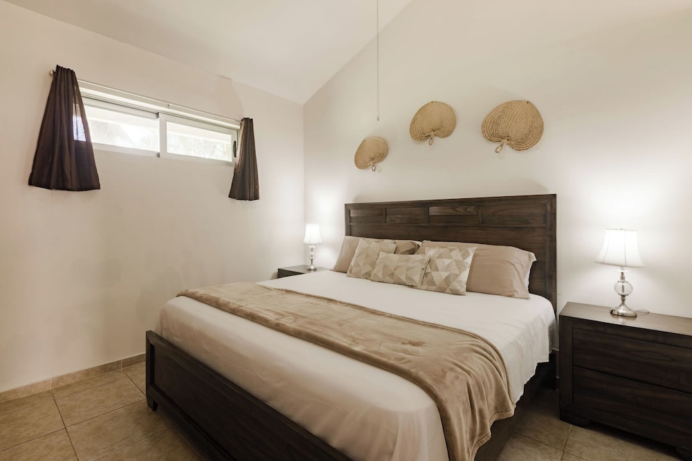 Deluxe Apartment, 1 King Bed, Pool View