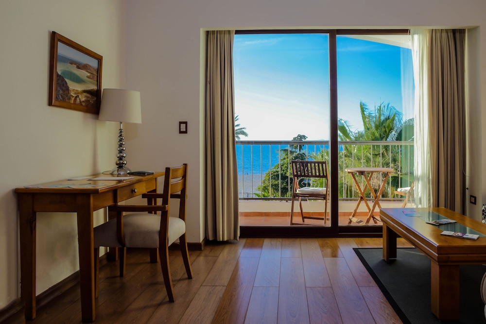 Deluxe Studio Suite, 1 Queen Bed, Balcony, Sea View