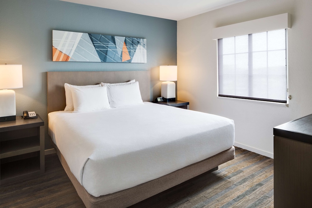 Suite, 1 Queen Bed with Sofa bed, Accessible, Bathtub - Photo 1