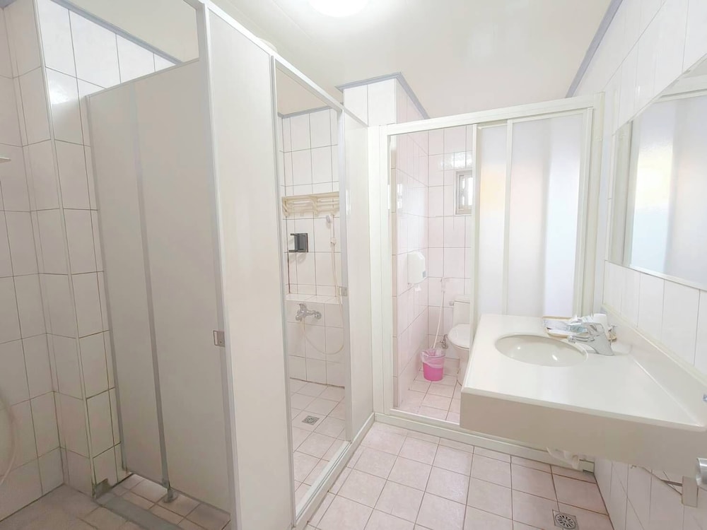 Standard Room, Multiple Beds - Photo 4