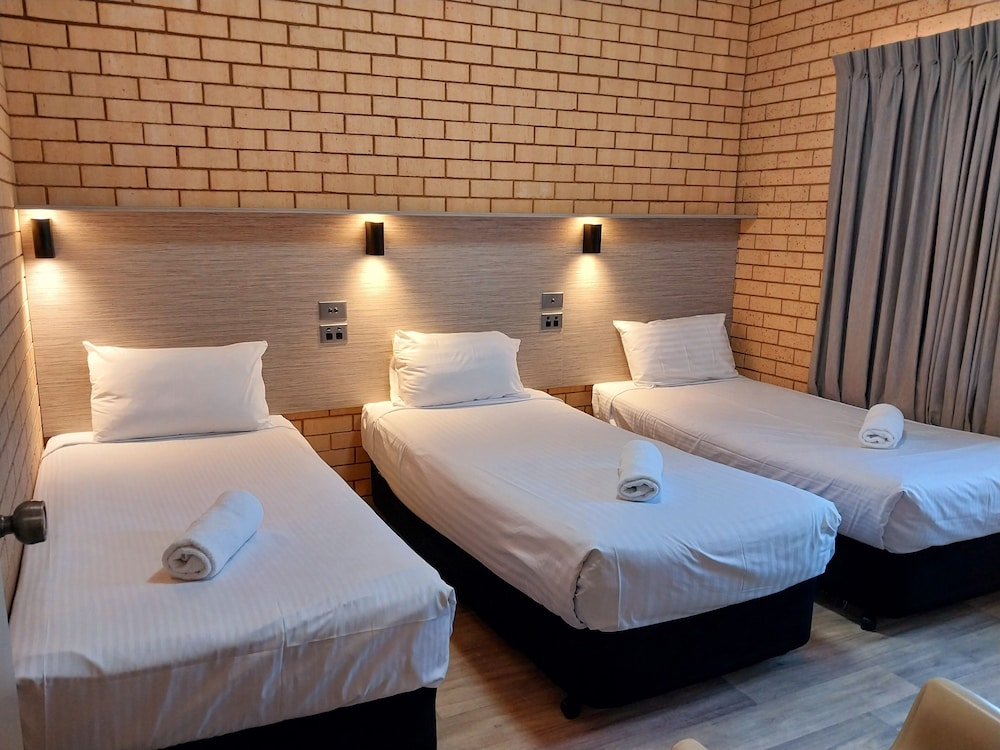 2 Room Queen and 3 Singles (Pet Friendly) photo 2