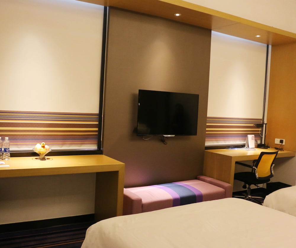 aloft, Room, 2 Queen Beds photo 3