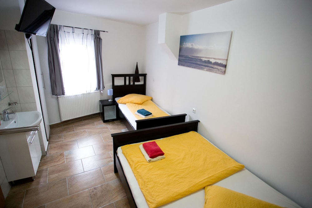 Standard Triple Room, Non Smoking photo 3