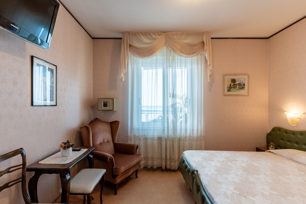 Economy Double or Twin Room, Lagoon View photo 1