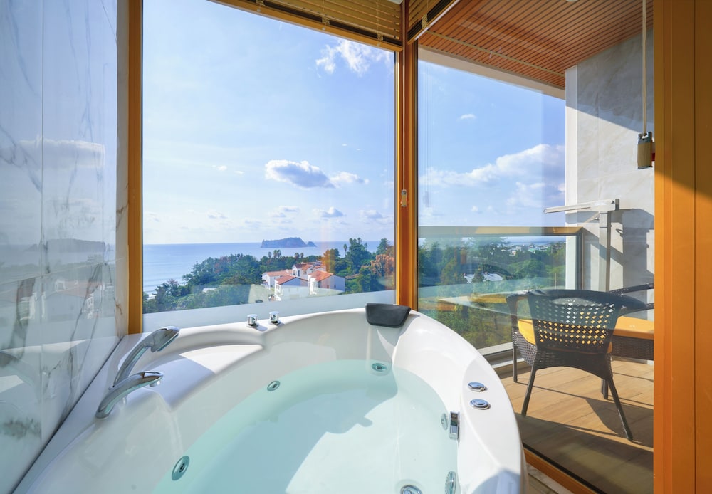 Ocean View Twin with Jacuzzi - Photo 11