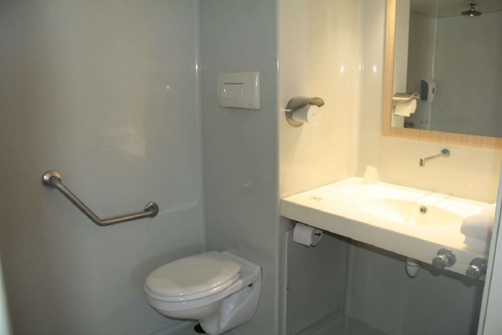 Standard Room, 3 Twin Beds - Photo 7