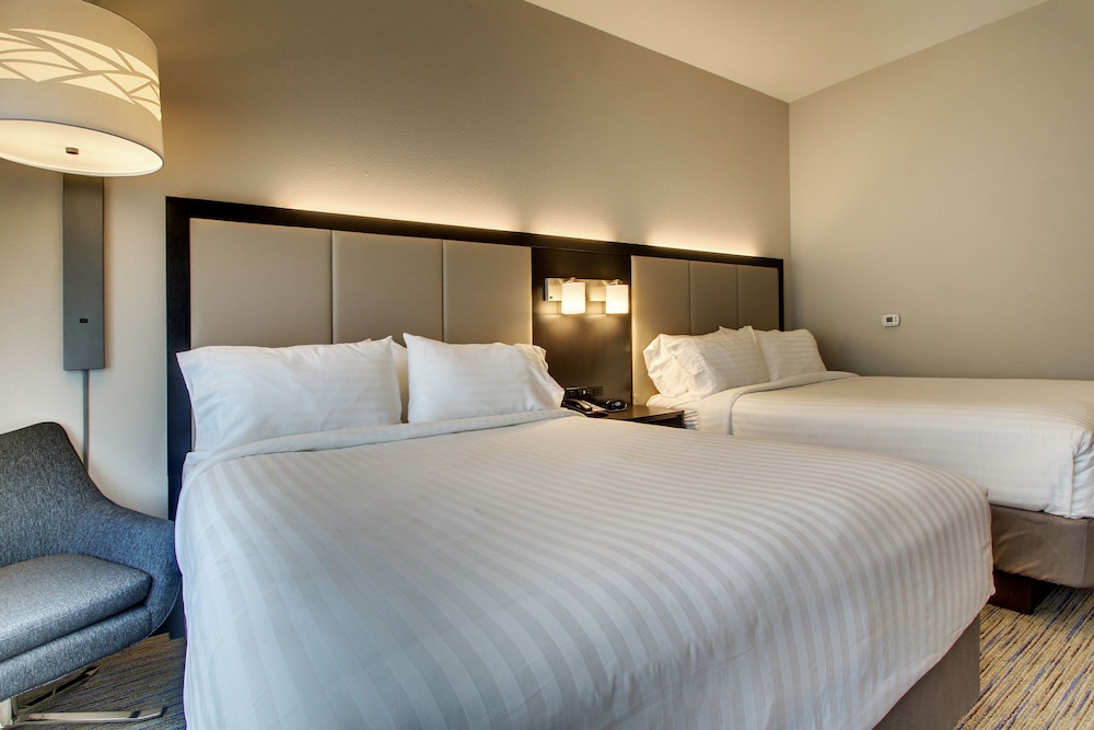 Standard Room, 2 Queen Beds (Walk-In Shower) photo 2