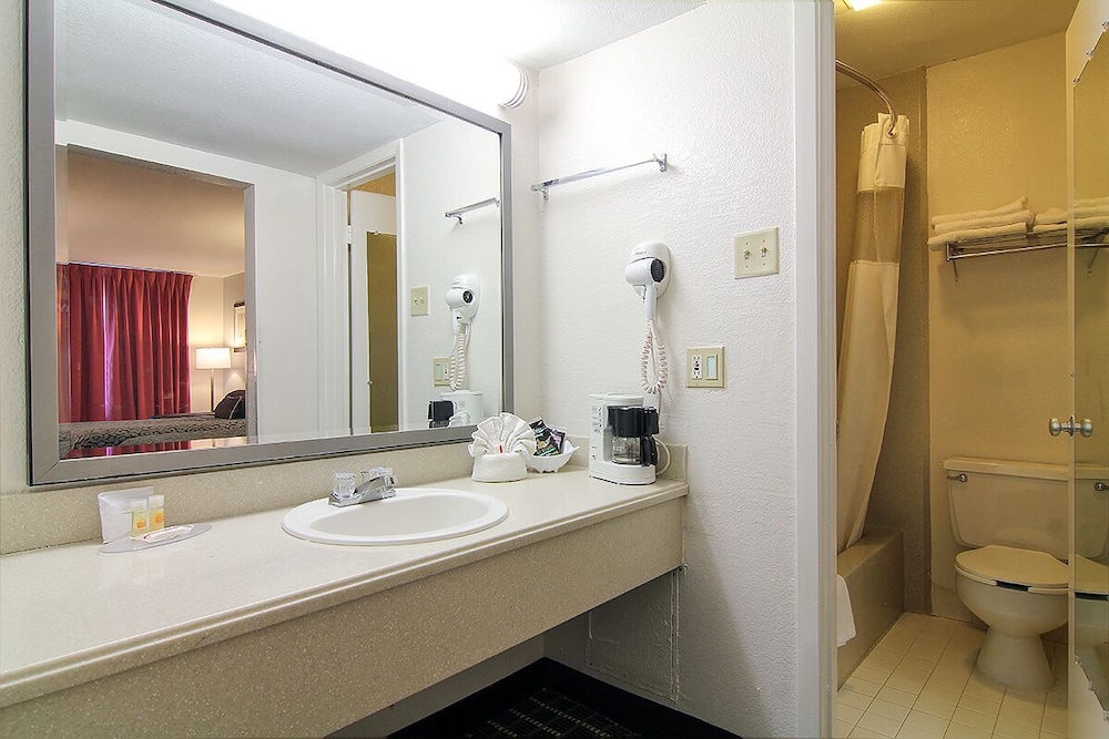 Standard Room, 2 Queen Beds - Photo 8