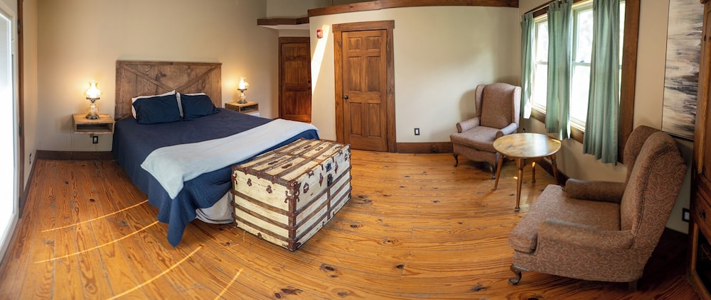 1 King Suite photo 1