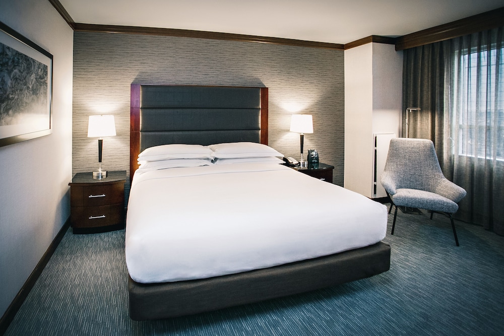 Room, 1 King Bed, Club Lounge Access photo 3