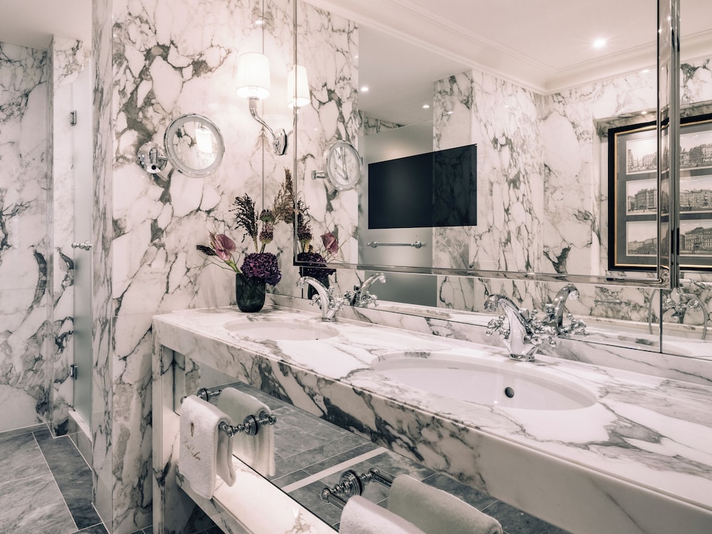 Signature Suite - Photo 8