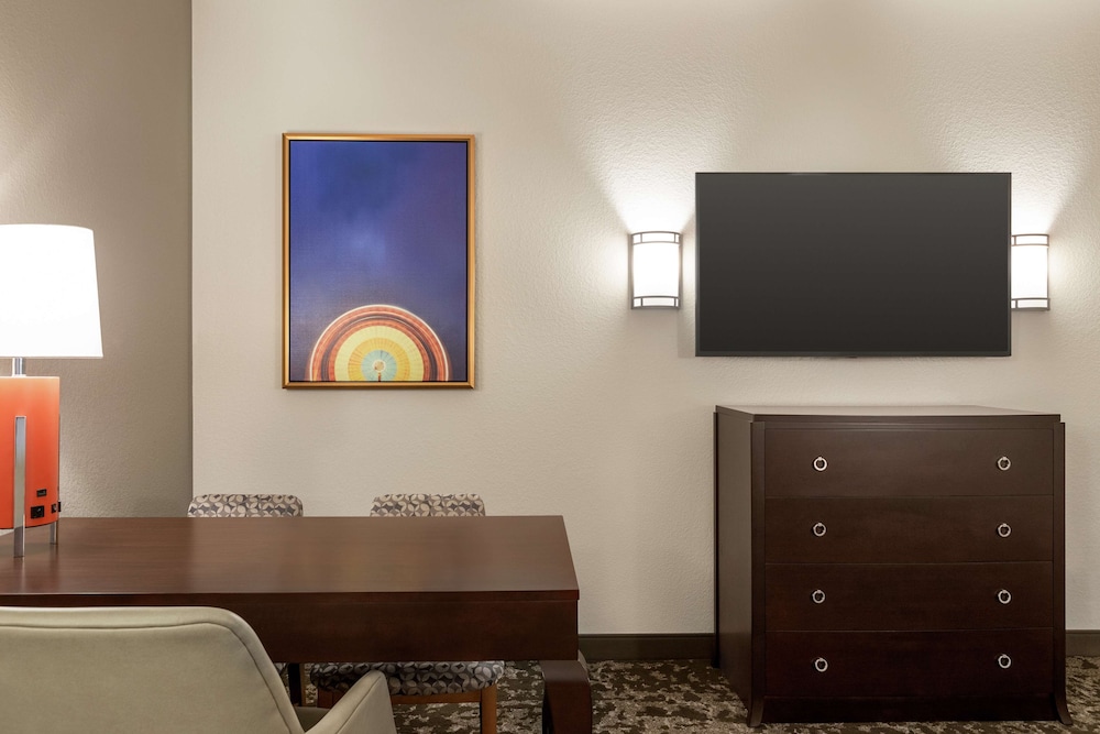 Premium Suite, 1 Bedroom, Accessible, Non Smoking (Roll-in Shower) - Photo 4