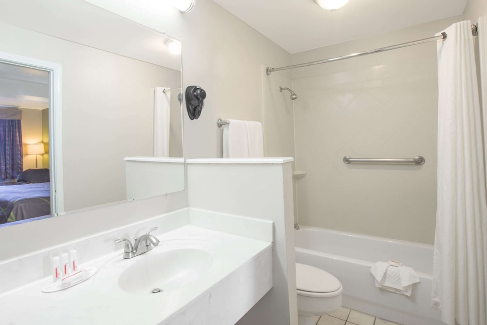 Super 8 by Wyndham Jasper, Photo 2
