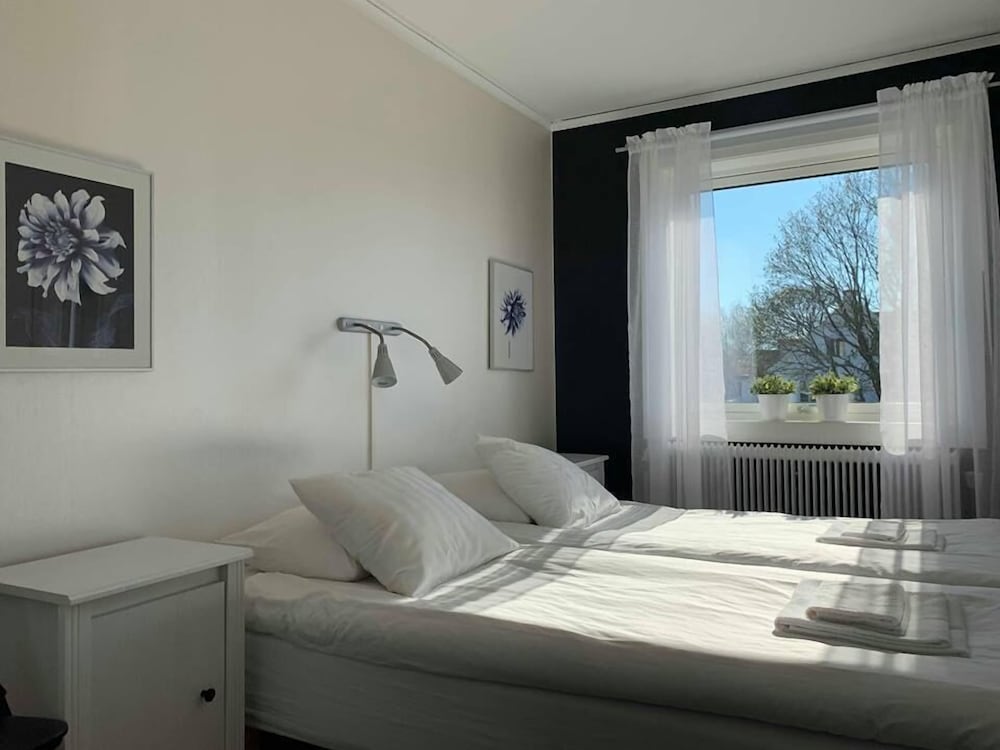 Basic Double Room, Shared Bathroom photo 3