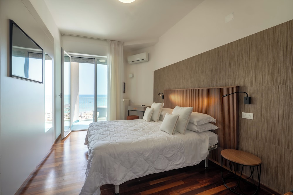 Superior Double or Twin Room, Balcony, Sea View photo 3