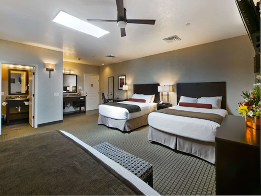 Family Suite, Multiple Beds, Non Smoking, Balcony