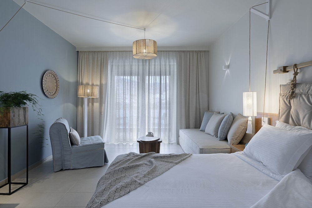 Superior Double or Twin Room, Partial Sea View photo 3