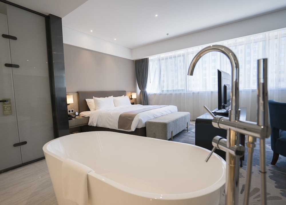 Deluxe Suite, 1 King Bed photo 3