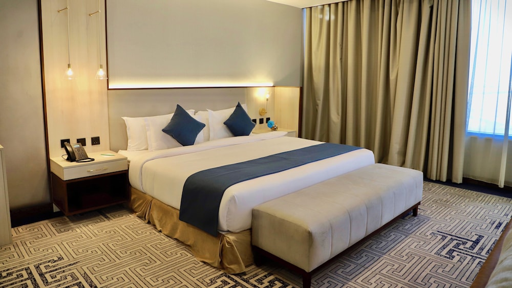 Panoramic Suite, 1 King Bed, City View, Poolside