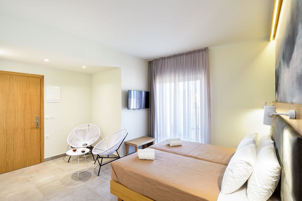 Two Bedroom Suite with Balcony - Photo 3