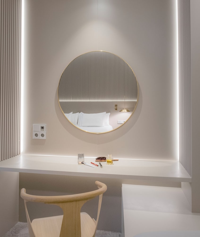 Premium Twin Room - Photo 3