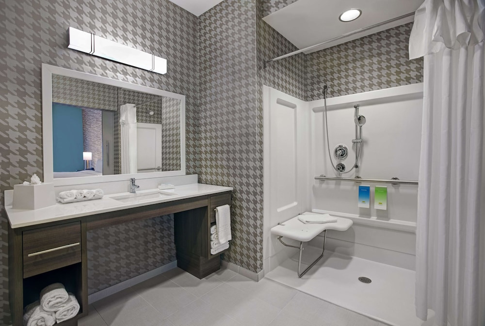 Studio, 1 King Bed, Accessible (Mobility & Hearing, Roll-in Shower) - Photo 4