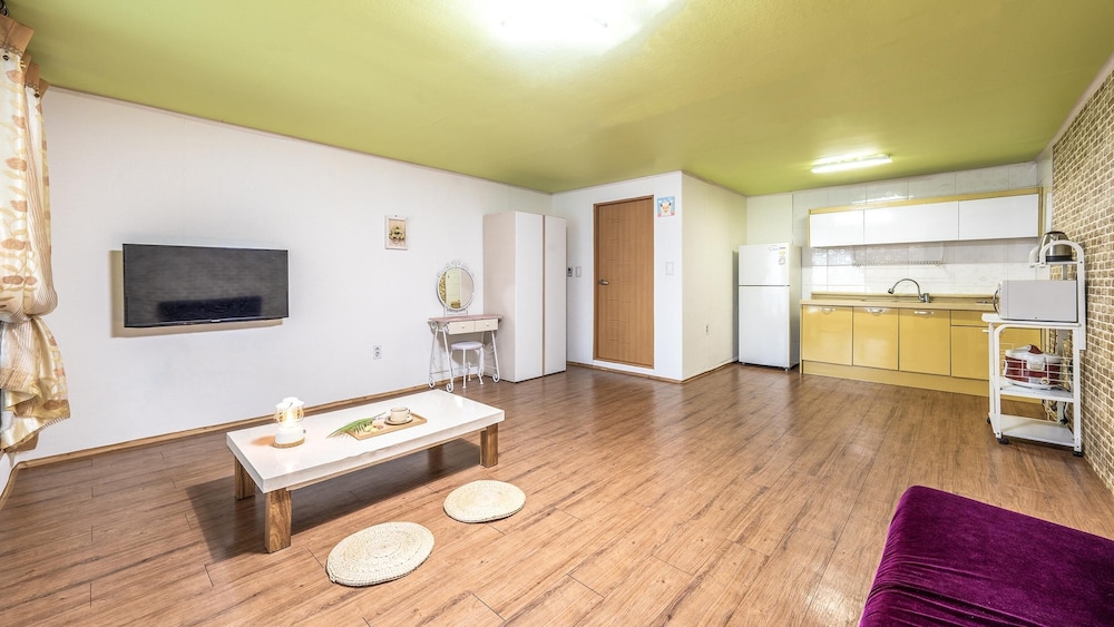 Basic Room, 1 Bedroom (sarang) photo 1