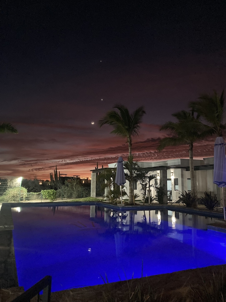 Deluxe Suite, 1 Bedroom, Partial Ocean View photo 2