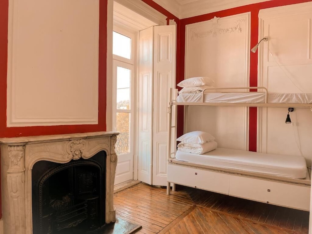 10-Bed Private Room Shared Bathroom photo 2