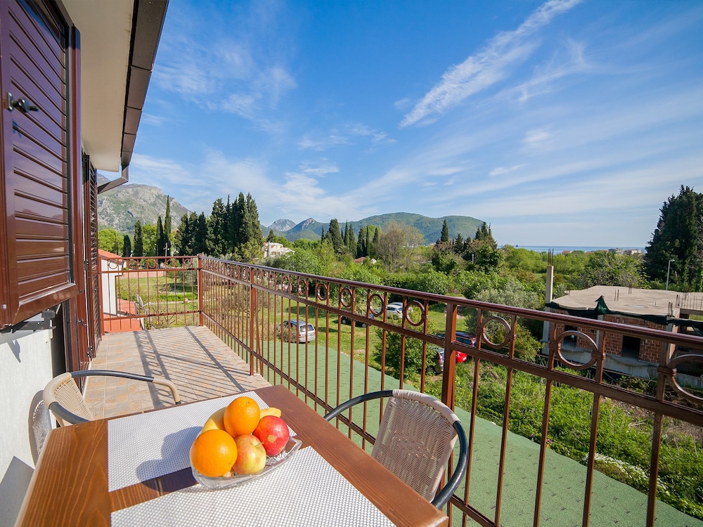 Studio, 2 Twin Beds, Balcony photo 2