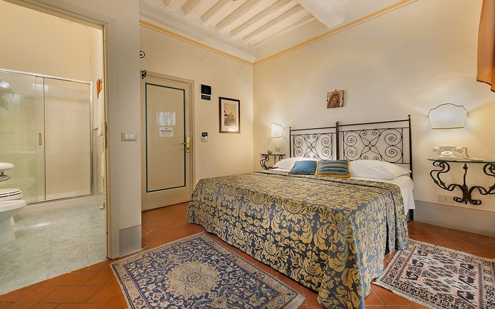 Standard Double or Twin Room - Photo 11