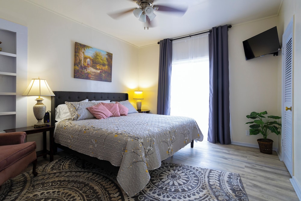 Apartment, 1 King Bed, Kitchen (Mariposa Buckeye)