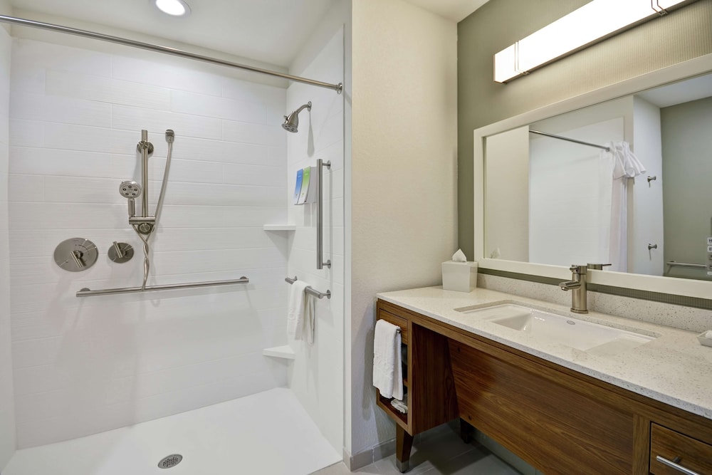 Studio, 1 King Bed, Accessible (Mobility & Hearing, Roll-in Shower) photo 3