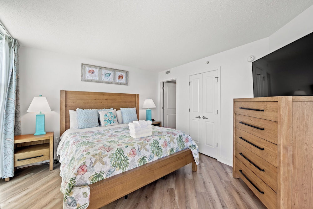 Condo, 3 Bedrooms, Oceanfront (1706)