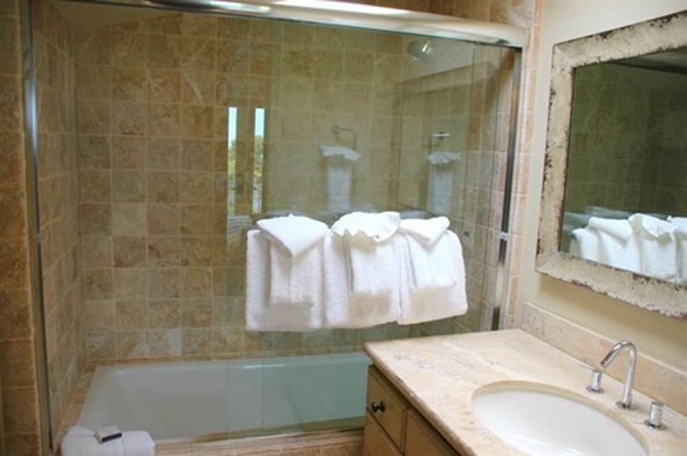 Ocean Suite - sleeps 4. Queen bed and full sofabed/kitchenette photo 2