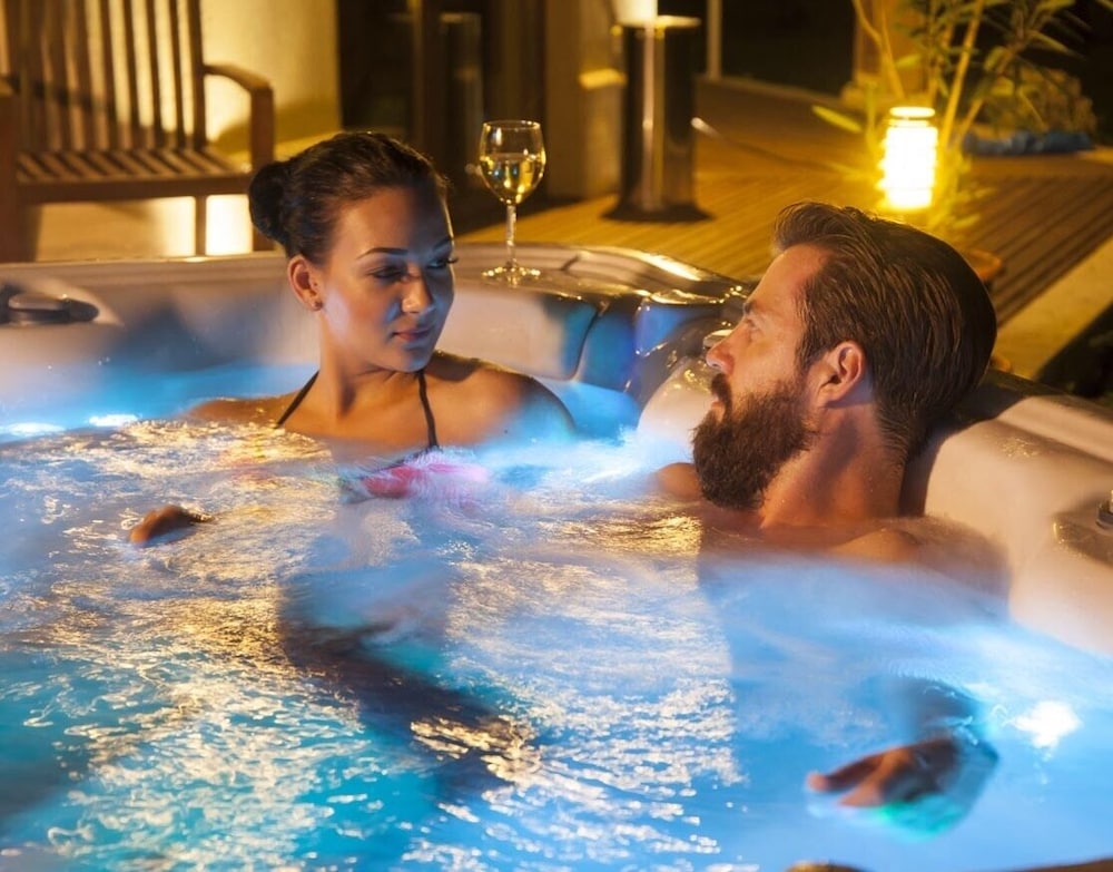 Premium Suite, 1 Queen Bed, Hot Tub, Mountain View - Photo 3